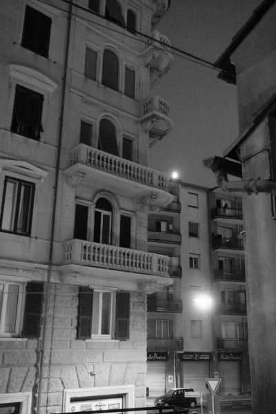 Sorge la luna in via Saredo